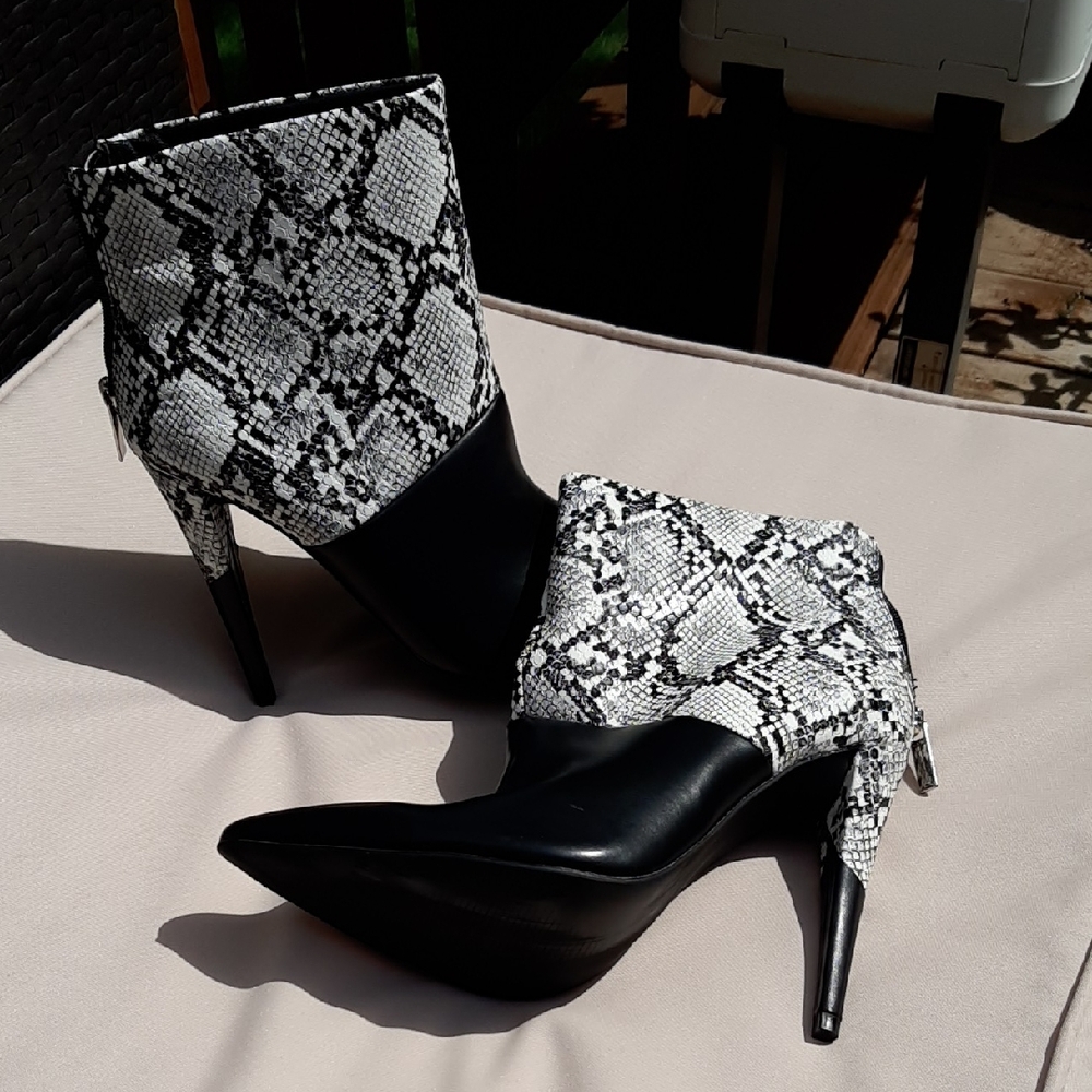 Snakeskin Patterned Stilletto Ankle Boots Sz 9.5M Jessica James Decker